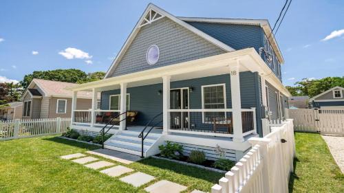 Town Bank House | Pet-Friendly Pool Bayside Coastal Cottage