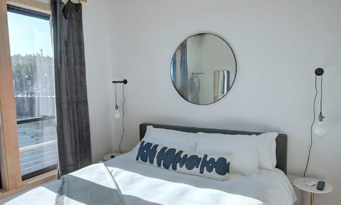 Astoria Hotel | Pet-friendly, Private Balcony at Ice House Suite at Bowline Hotel