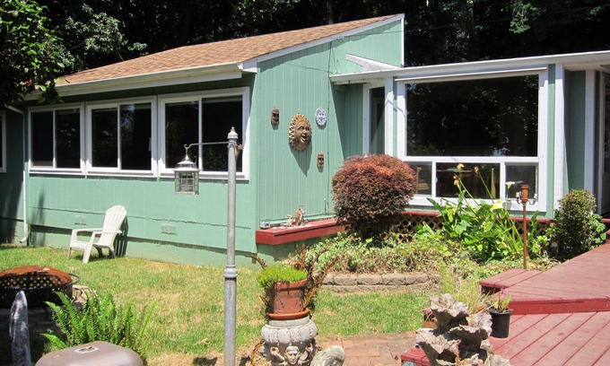 Brookings House | Pet Friendly, Private Home With Garden-Like Yard- WINTER RATE SPECIALS!
