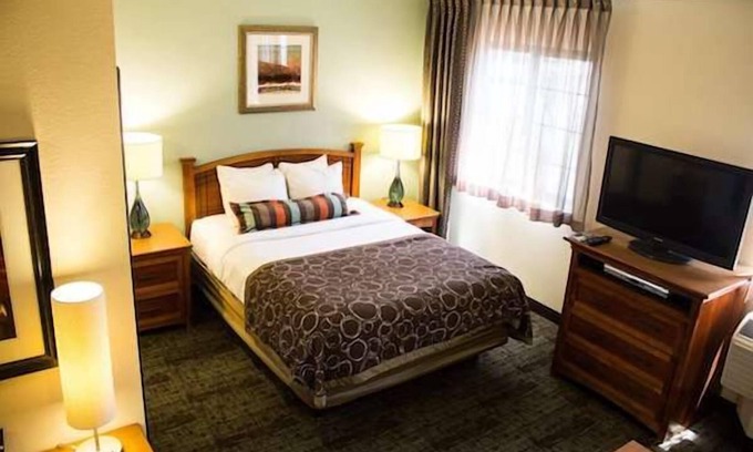 Las Colinas Hotel | Pet-friendly Property! 3 Spaces w/Pool&Parking, Near Parmenter Gazebo Garden
