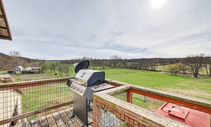 Powell Apartment | Pet-Friendly Purdy Home w/Horse Stables & Trails!