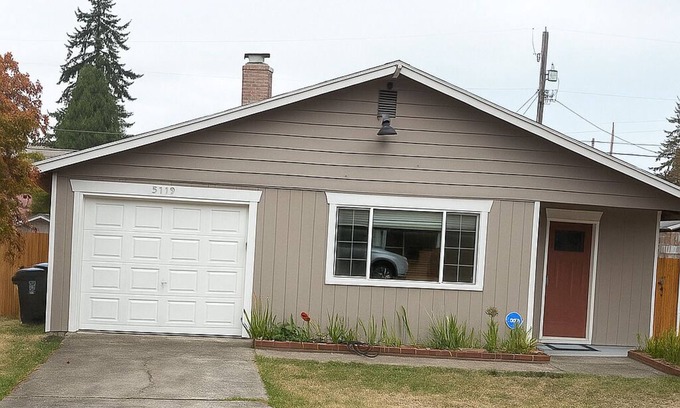 Central Tacoma House | Pet-Friendly Remodeled 3-bedroom Charmer in Trendy Tacoma