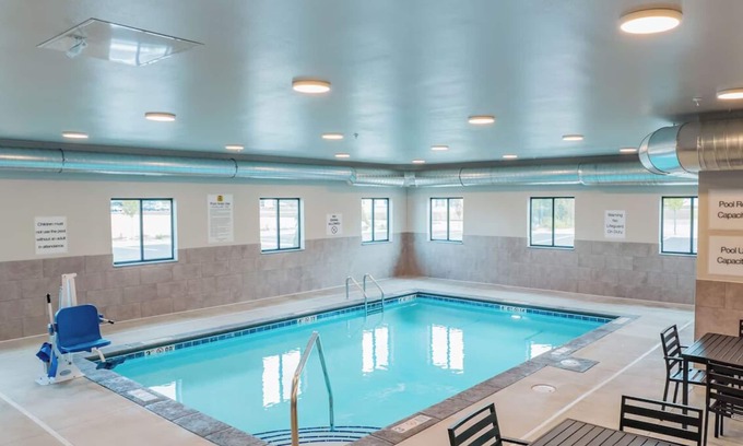 Grand Rapids Hotel | Pet-Friendly Retreat w/In-Room Kitchen Near Local Attractions! | Onsite Pool