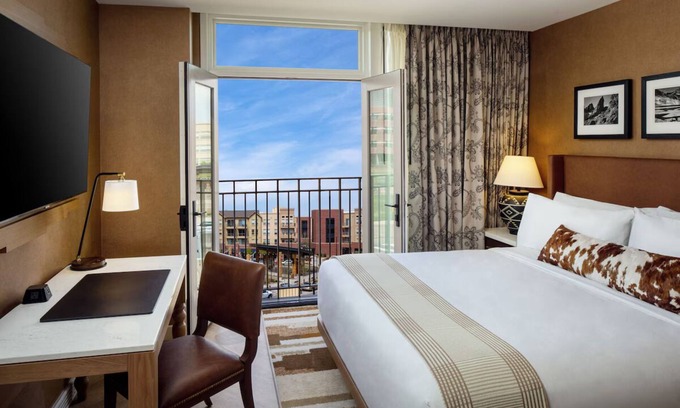 Fitzsimons Hotel | Pet-Friendly Retreat w/Private Parking, Kitchenettes Near Local Sightseeing!