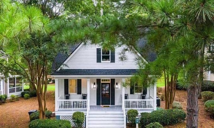 Lake Oconee House | Pet friendly Reynolds Lake Oconee Retreat with Common Areas and Dock Access.