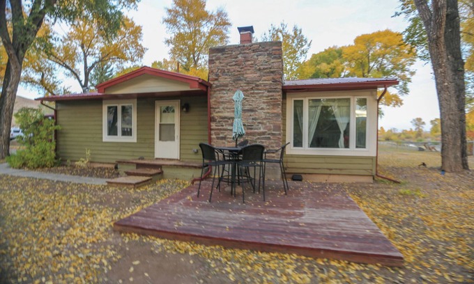 Dubois Cabin | Pet Friendly Riverfront Cabins for Group Events and Gatherings - Hot Tub