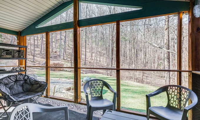 Roanoke House | Pet-Friendly Roanoke Home w/Fire Pit + Grill!