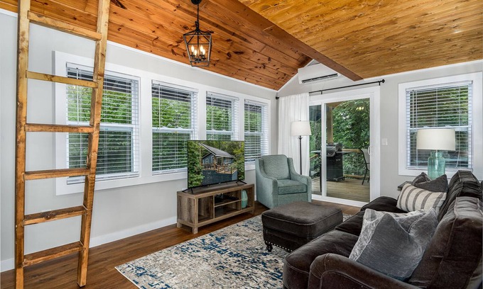 Newland House | Pet Friendly- Romantic Getaway- Hiking galore nearby BRPW & Grandfather Mountain