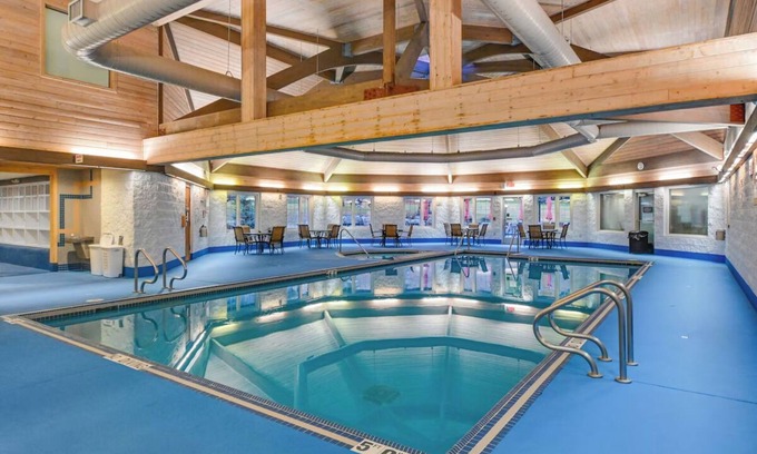 Iron Mountain House | Pet-Friendly Room with Indoor Swimming Pool - Ideal for Adventure Seekers