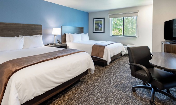Wilkes East Hotel | Pet-Friendly Room with Kitchen Near Peninsula Park Rose Garden