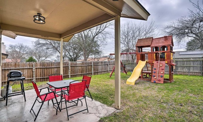 Heritage House | Pet-Friendly San Antonio Home with Yard and Patio!