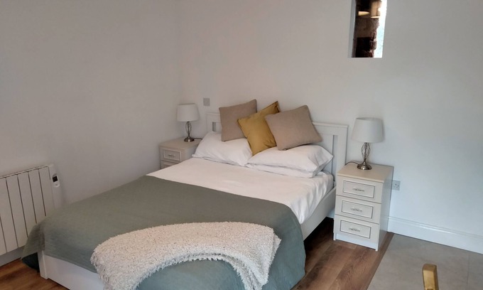 Crossabeg Apartment | Pet Friendly Secluded Studio Apartment - The Oak