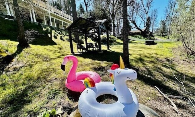 Oakhurst House | Pet Friendly/Sleeps 2/Creek/Creekside Suite