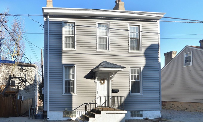 South Side Slopes House | Pet Friendly Southside 3-bedroom house with WiFi & AC Near Downtown