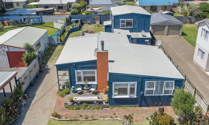 Himatangi Beach House | Pet friendly spacious bach close to the beach