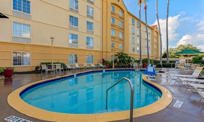 Airport North Hotel | Pet-Friendly Stay – Comfortable Room Near the Airport | Pool | Free Shuttle