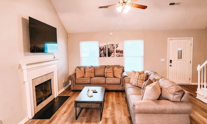 La Vergne House | Pet Friendly stay near Percy Priest Reservoir & Nashville