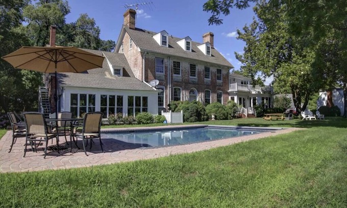 Oxford House | Pet-Friendly Stay with Pool – Relax & Unwind!