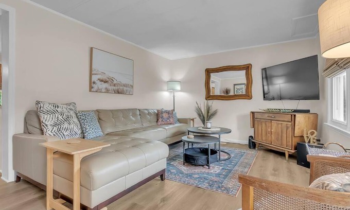 Newport House | Pet friendly - steps to water!