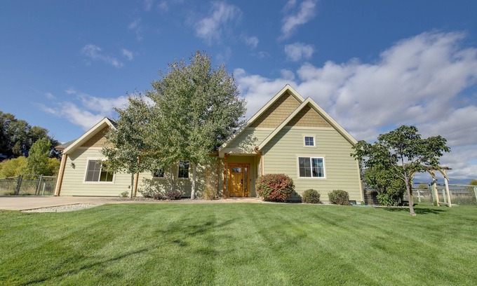 Stevensville House | Pet-Friendly Stevensville Home w/Mountain Views!