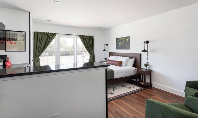 Bellaire Apartment | Pet-Friendly Studio at Boutique Resort with Hot Tubs, Sauna & More!