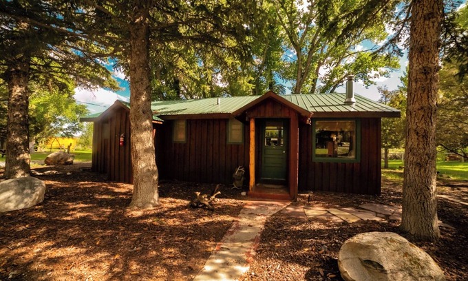 Dubois Cabin | Pet-Friendly Studio Cabin with River Access, Mountain Views & Hot Tub!