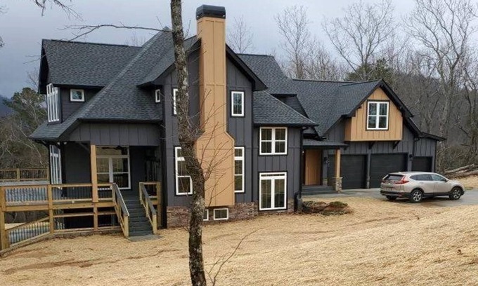 Talking Rock House | Pet friendly. Stunning mountaintop home nestled in the Blue Ridge Mountains.