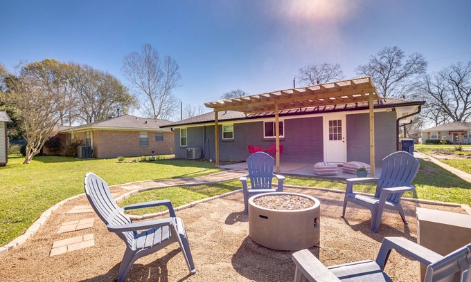 Tomball Cottage | Pet-Friendly Tomball Cottage: Steps to Downtown!