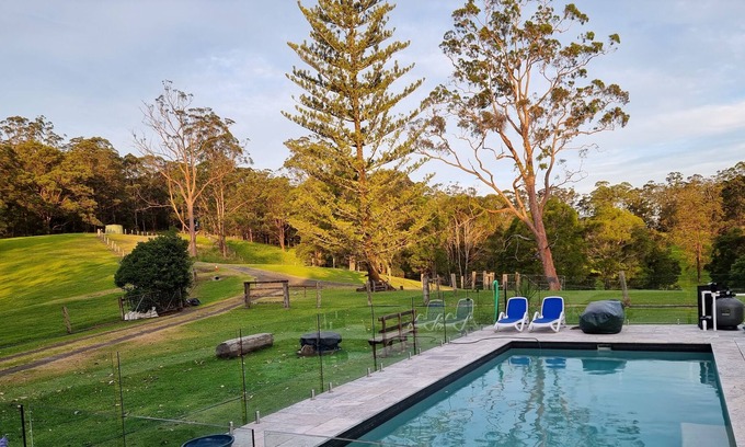 Lillian Rock Cottage | Pet friendly Toorallie Farm Cottage entire building
