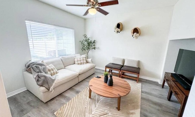 Ewa House | Pet Friendly Townhome-Fully fenced private yard