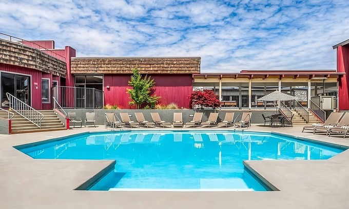 Tri-Cities Hotel | Pet-friendly Unit Close to Splash Down Cove Water Park! w/Onsite Pool, Parking!