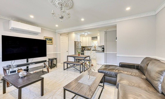 South Valley Stream House | Pet-Friendly Valley Stream Duplex - 1 Mi to Mall!