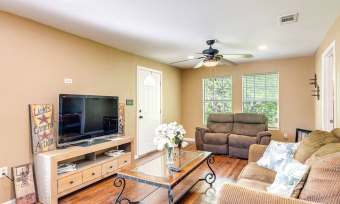 Bloomington House | Pet-Friendly Victoria Home - Kayak, Fish & Golf!