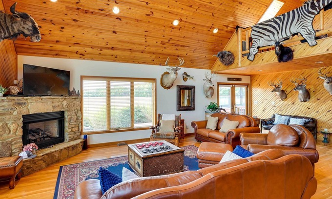 Vienna Cabin | Pet-Friendly Vienna Cabin w/Screened-In Porch!