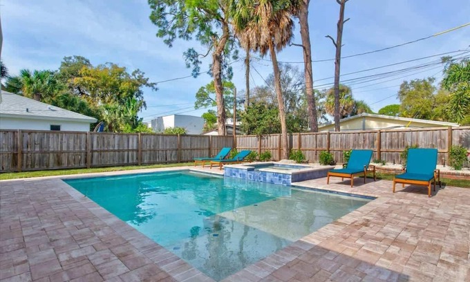 Arlington Park House | Pet Friendly w/Heated Pool, Hot Tub, Patio/Grill