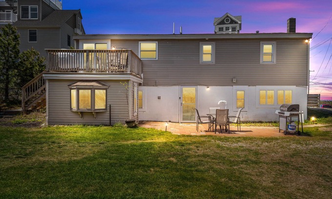 Newbury Apartment | PET FRIENDLY-Walk to Beach-Fire Pit-40 Min to Salem, MA-WINTER RENTAL AVAILABLE