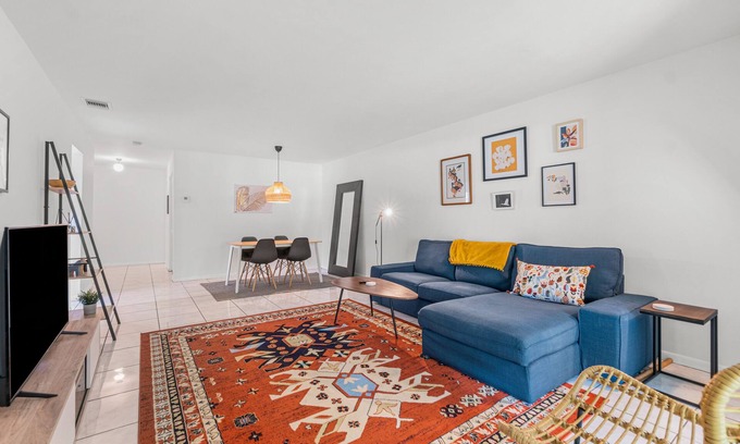 Wellington House | Pet Friendly! Walk to Amphitheater & Shops!
