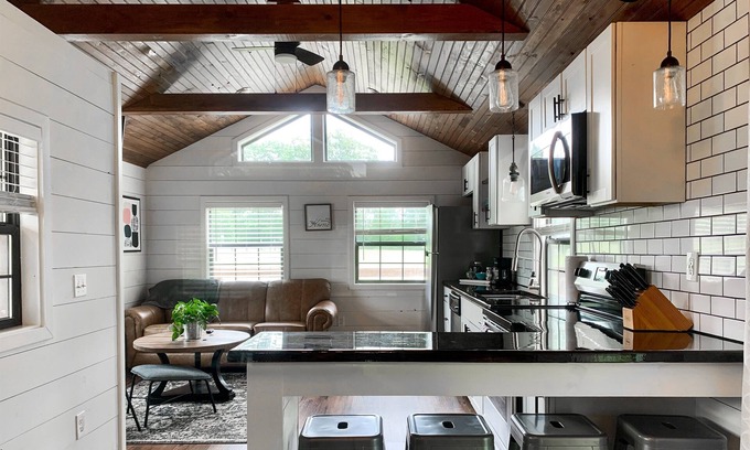 Marion Cabin | Pet-Friendly Waterfront Studio Cabin