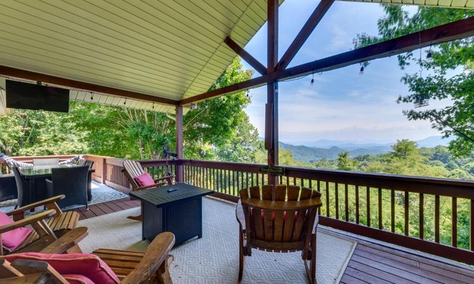Waynesville House | Pet-Friendly Waynesville Retreat with Hot Tub!