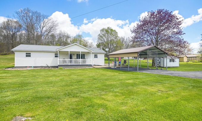Lockbridge House | Pet-Friendly West Virginia Home - Patio & Fire Pit