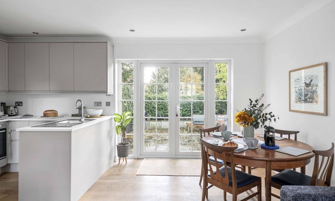 Saffron Walden Apartment | Pet Friendly with enclosed leafy outdoor space