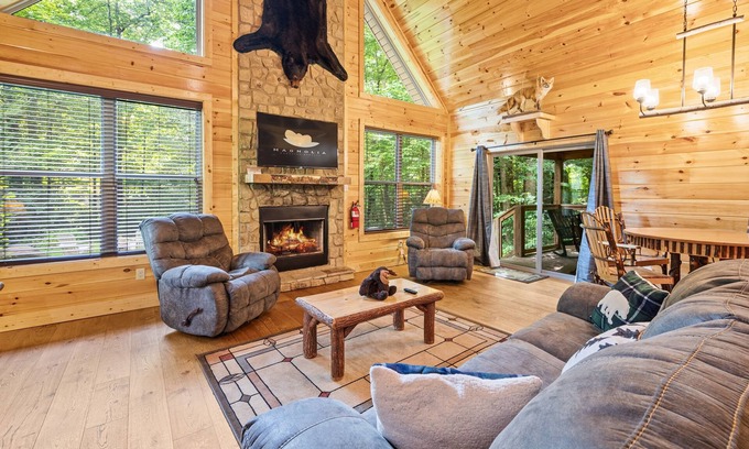 Rocky Grove Cabin | Pet Friendly with Huge Yard! Secluded Stay