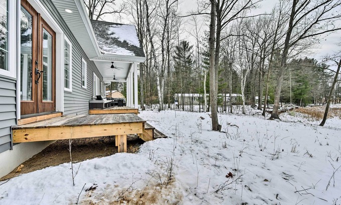 Hope House | Pet-Friendly Wixom Lake Home w/Deck!