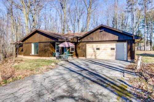 Poland House | Pet-Friendly Youngstown Cottage with Yard