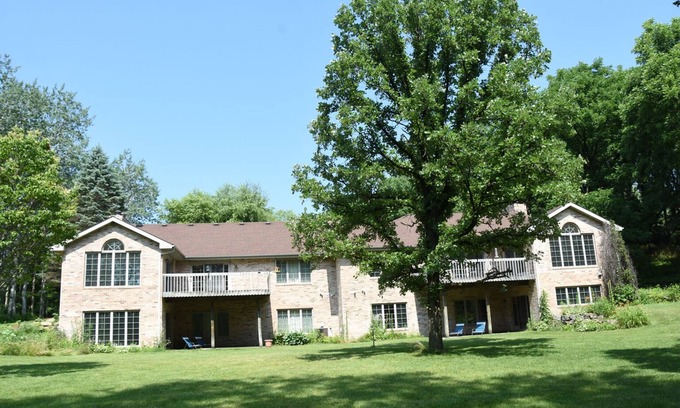 Verona House | Pet FriendlyHot tub space to relax 10min from Madison, Epic, MilitaryRidgeTrail