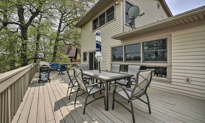 Grass Lake House | Pet-Friendly Grass Lake Retreat w/Game Room!
