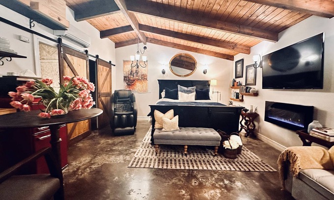 Petaluma Apartment | Petaluma Wine Country relaxing get away w/salt water pool/spa close to downtown