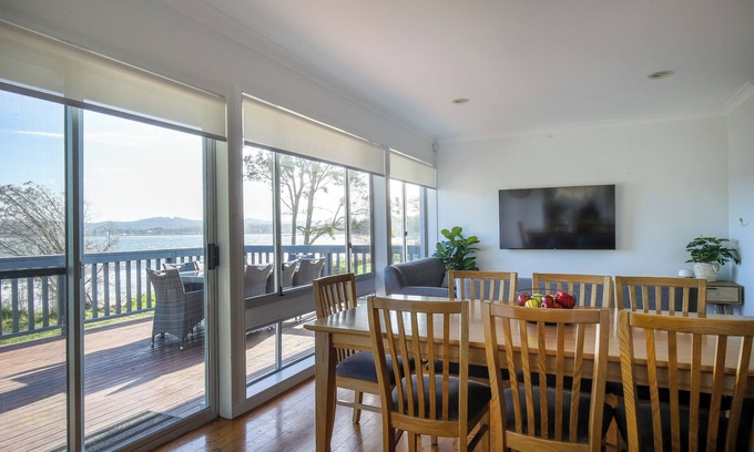 Surfside House | Pete's on the Beach, less than 5 minutes to Batemans Bay CBD