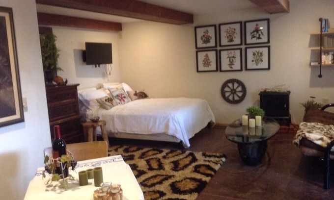 Cedar Glen Apartment | PETFRIENDLY, ROMANTIC , STUDIO WITH INCREDIBLE LAKEVIEW, PRIVATE - CLOSE TO ALL