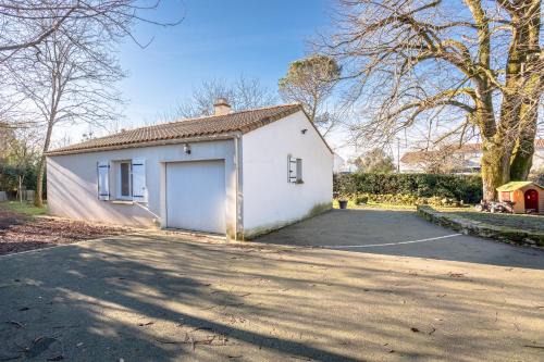 Saint-Georges-de-Pointindoux House | Petite maison à la campagne